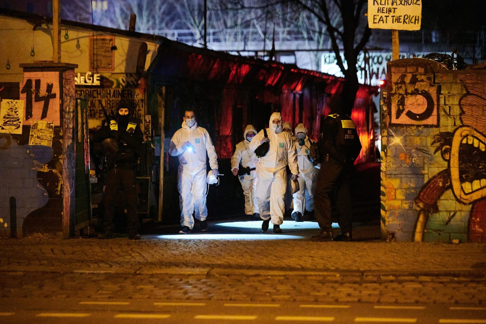Polizei durchsucht Bauwagengelände