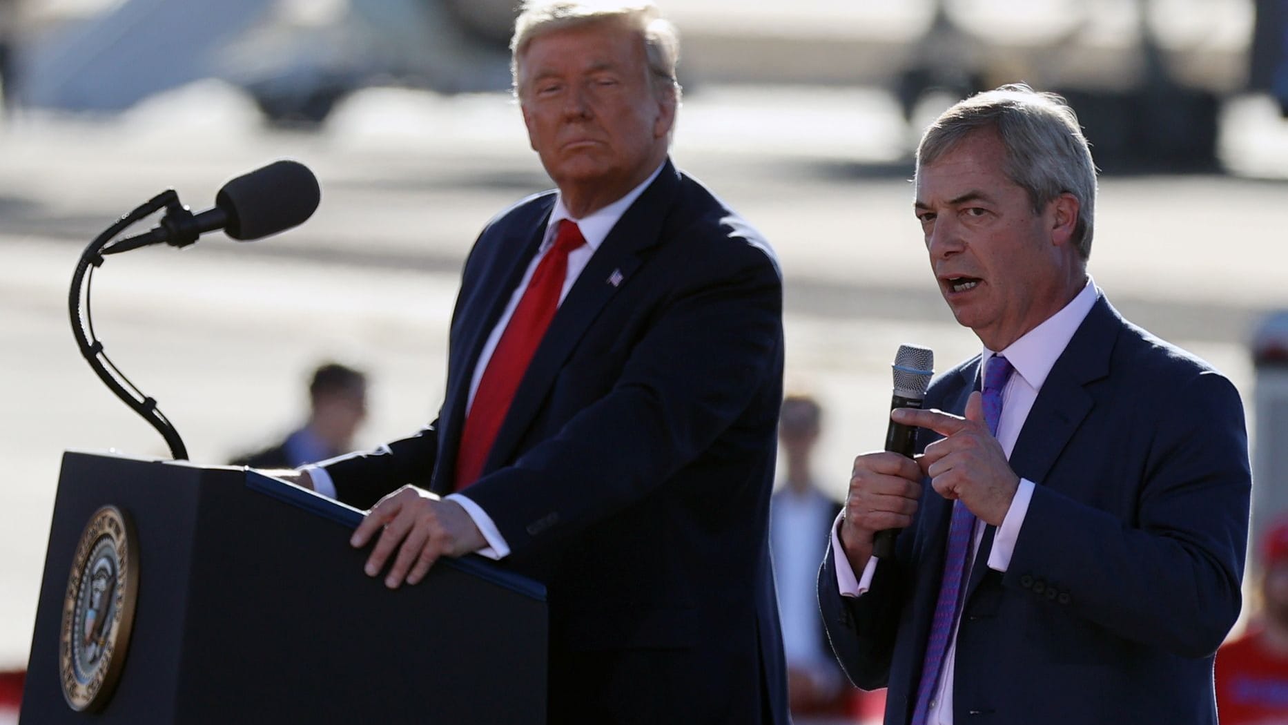 Nigel Farage (r.) unterstützte Trump im Wahlkampf 2020, hier in Phoenix, Arizona.