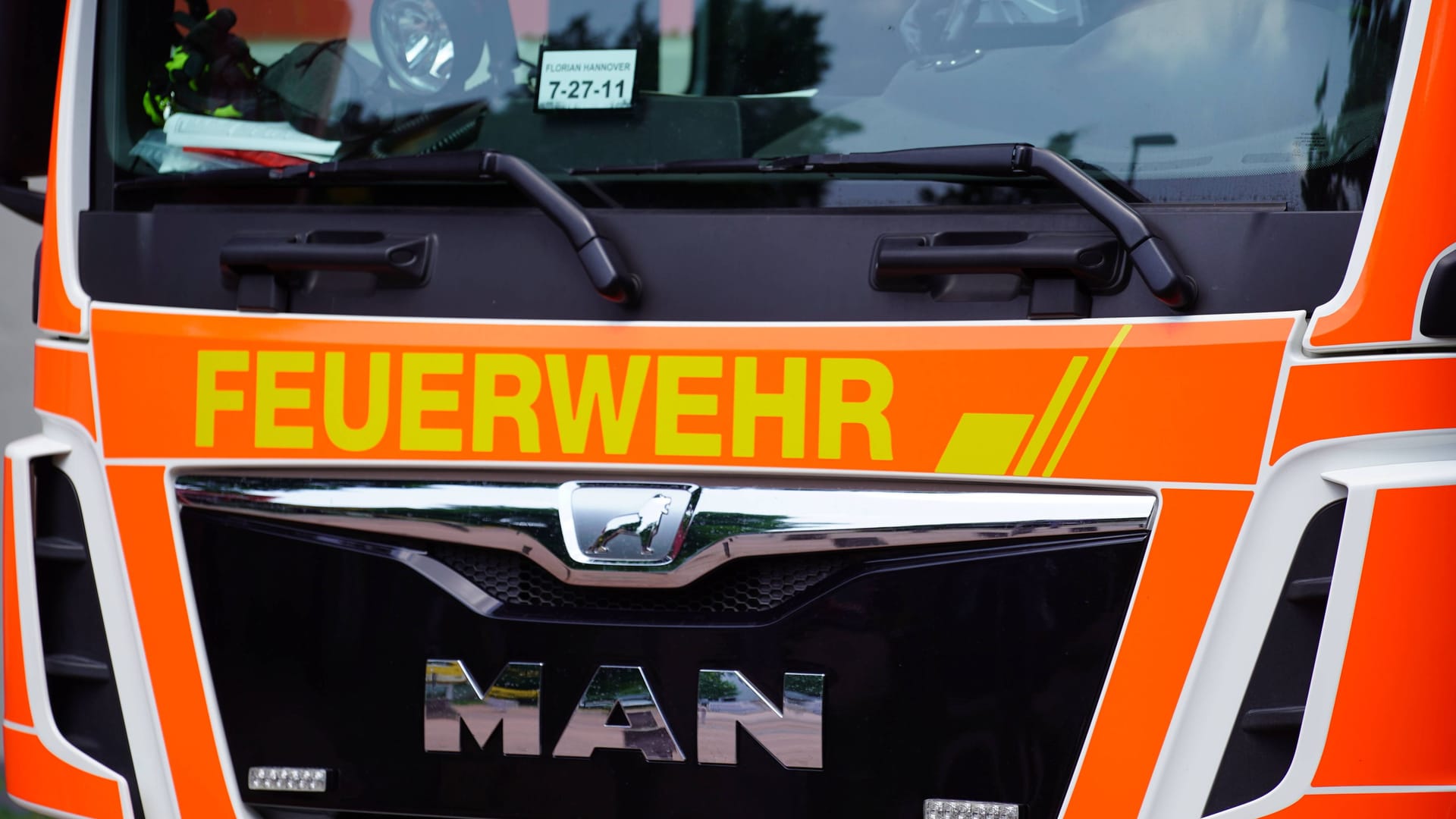 Symbolbild / Themenbild: Feuerwehr, Rettungsdienst, Polizei, Blaulicht. Feuerwehr, Rettungsdienst, Polizei, Blaulicht, Einsatz,Niedersachsen, Hannover, Blaulicht, Notfall, Feuer, Brand, Notruf, Einsatzstelle, Hilfe, Notarzt, NEF, Notarzteinsatzfahrzeug, Notarzteinsatz, Einsatz, Feuerwehr, Arzt, Rettungswagen, RTW, Krankenhaus, Berufsfeuerwehr, 112, Blaulicht, Einsatzfahrt, Erste Hilfe, Europa, Deutschland, Unfall, Medizinischer Notfall, Fahrzeug, Notfallsanitäter, Sanitäter, Rettungsasisstent, Retter, Rettung, Notdienst, Personenschaden, Schlaganfall, Herzinfarkt, Verkehrsunfall, Feuer, Brand, Autobahn, Innenstadt, Gesellschaft, Notruf, Hilfe, Blutdruck, Blutzucker, Unterzuckerung, Corona, Covid19, Coronapandemie, Festnahme, Niedersachs Copyright: xMartinxDziadekx