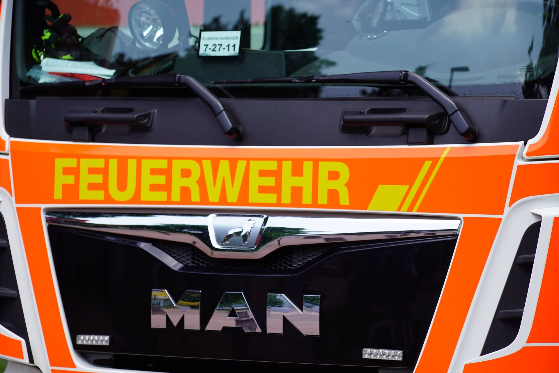 Symbolbild / Themenbild: Feuerwehr, Rettungsdienst, Polizei, Blaulicht. Feuerwehr, Rettungsdienst, Polizei, Blaulicht, Einsatz,Niedersachsen, Hannover, Blaulicht, Notfall, Feuer, Brand, Notruf, Einsatzstelle, Hilfe, Notarzt, NEF, Notarzteinsatzfahrzeug, Notarzteinsatz, Einsatz, Feuerwehr, Arzt, Rettungswagen, RTW, Krankenhaus, Berufsfeuerwehr, 112, Blaulicht, Einsatzfahrt, Erste Hilfe, Europa, Deutschland, Unfall, Medizinischer Notfall, Fahrzeug, Notfallsanitäter, Sanitäter, Rettungsasisstent, Retter, Rettung, Notdienst, Personenschaden, Schlaganfall, Herzinfarkt, Verkehrsunfall, Feuer, Brand, Autobahn, Innenstadt, Gesellschaft, Notruf, Hilfe, Blutdruck, Blutzucker, Unterzuckerung, Corona, Covid19, Coronapandemie, Festnahme, Niedersachs Copyright: xMartinxDziadekx