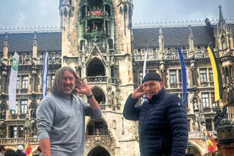 Können es nicht mehr hören: Die Stadträte Roland Hefter (links) und Hans-Peter Mehling wollen dringend das Glockenspiel im Rathaus stimmen lassen.