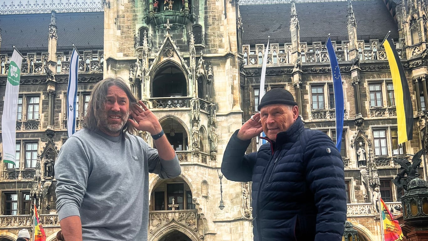 Können es nicht mehr hören: Die Stadträte Roland Hefter (links) und Hans-Peter Mehling wollen dringend das Glockenspiel im Rathaus stimmen lassen.