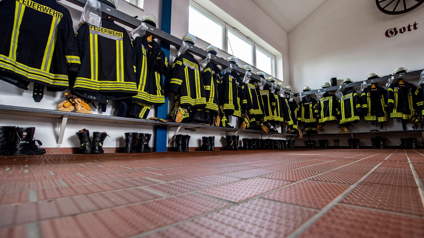 Feuerwehruniformen hängen im Umkleideraum (Symbolbild): Die Stadt Nordenham steht vor einem großen Problem.