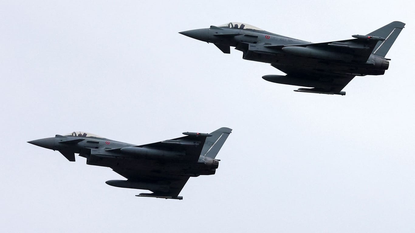 Zwei Eurofighter "Typhoon" Kampfjets landen auf der Basis in Kucova.