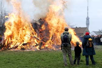 Ein Osterfeuer in Dresden (Archivbild): Dieses Jahr finden die Brauchtumsfeuer am Samstag und Sonntag statt.