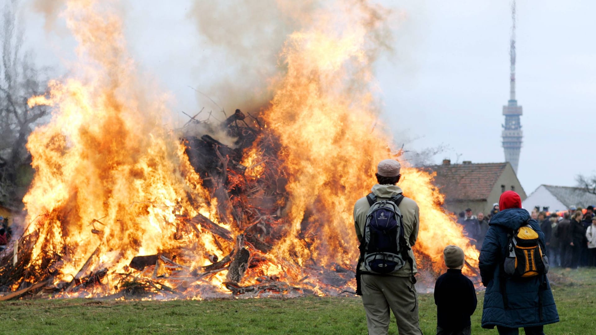 Ein Osterfeuer in Dresden (Archivbild): Dieses Jahr finden die Brauchtumsfeuer am Samstag und Sonntag statt.