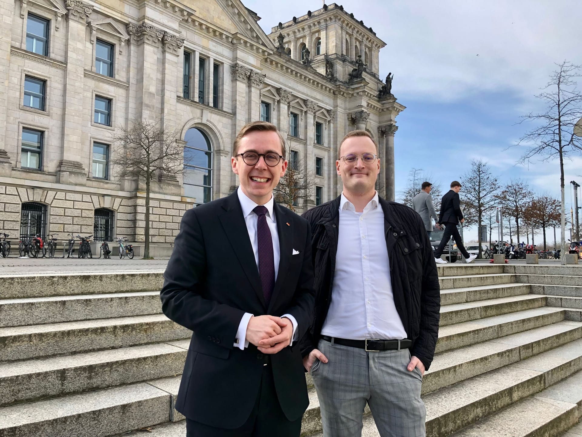 CDU-Politiker Philipp Amthor (links) erkannte Jens-Spahn-Doppelgänger Mirco Budde: Am Reichstagufer trafen sich beide zufällig.