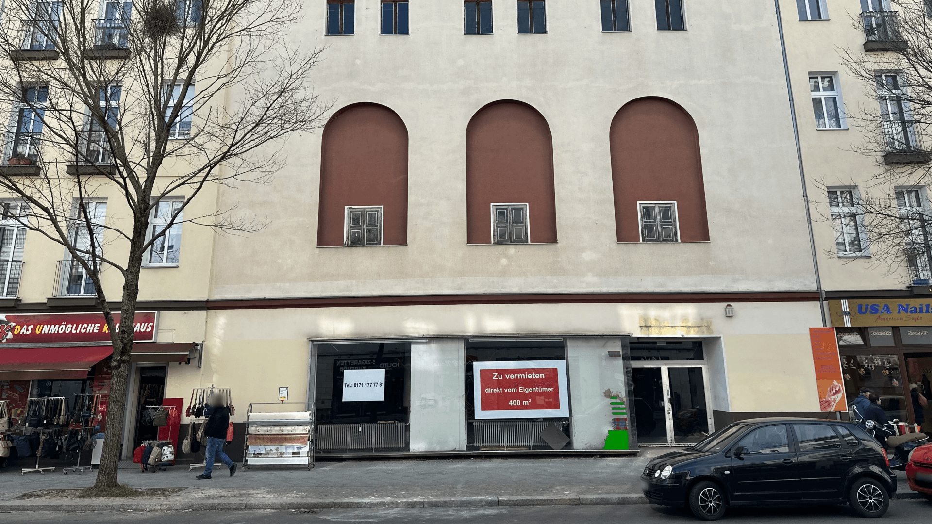 Der ehemalige Tanzsaal von außen: Die großen Bogenfenster mauerten die Eigentümer zu, als der Ballsaal zum Kino umfunktioniert wurde.