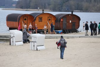 Starndbad Wannsee anbaden. Berlin 07.04.2023: Traditionell am Karfreitag startet im Strandbad Wannsee die Saison. Bei kostlosem Eintritt und kanckigen 8,4 Grad Wassertemperatur kamen etwa 100 Besucher
