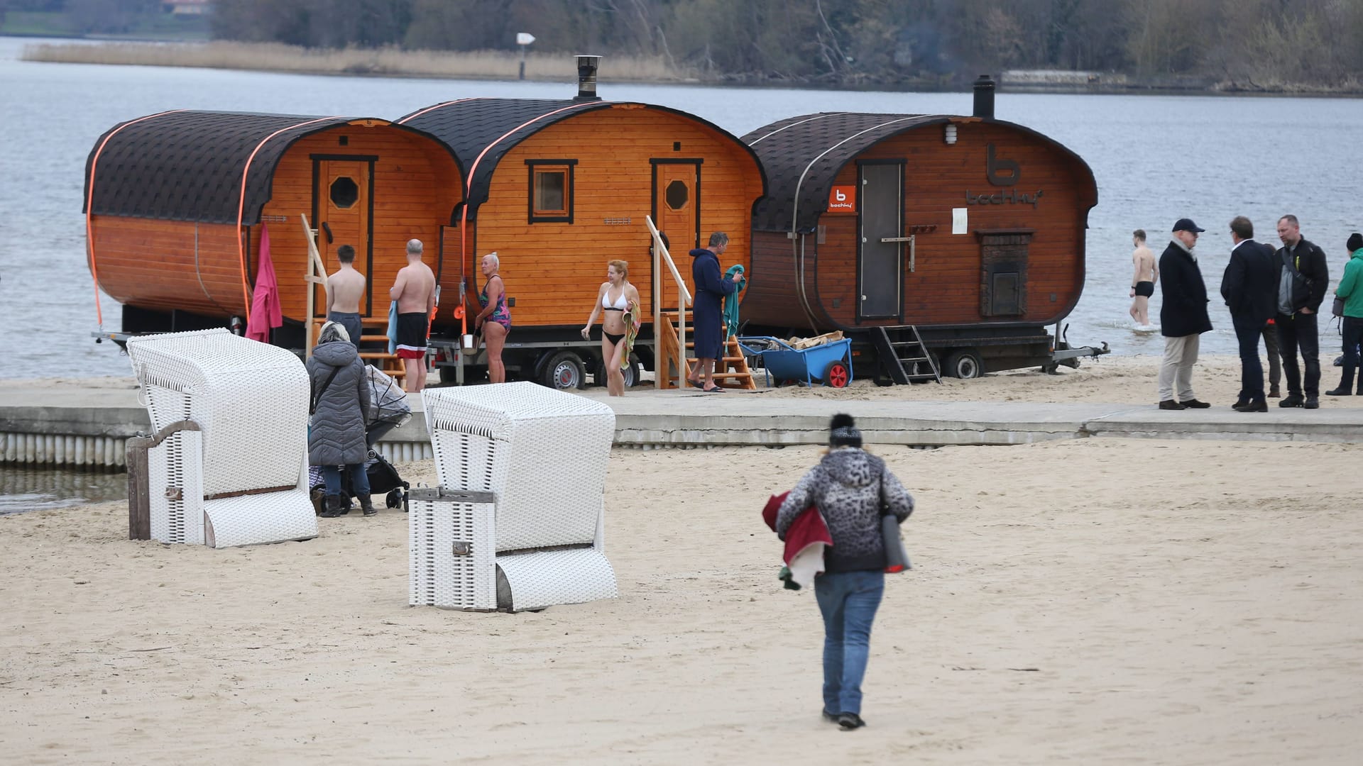 Starndbad Wannsee anbaden. Berlin 07.04.2023: Traditionell am Karfreitag startet im Strandbad Wannsee die Saison. Bei kostlosem Eintritt und kanckigen 8,4 Grad Wassertemperatur kamen etwa 100 Besucher