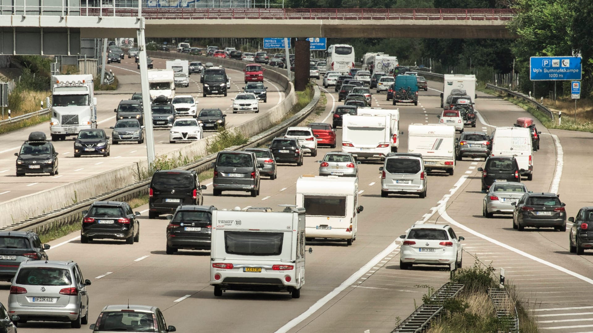 Dichter Verkehr auf der A7 (Archivfoto): Dort könnte es schon bald wieder sehr voll werden.