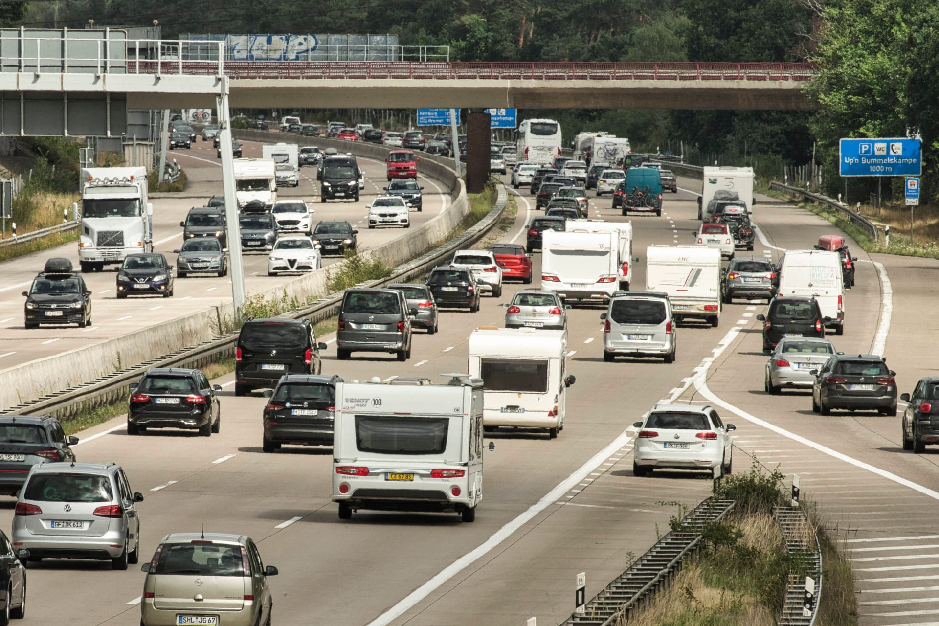 Dichter Verkehr auf der A7 (Archivfoto): Dort könnte es schon bald wieder sehr voll werden.