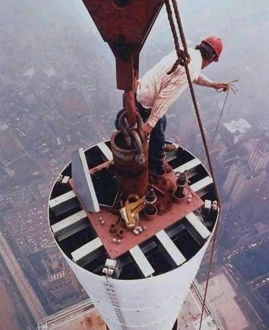 1979: Ein Arbeiter repariert die Antenne am World Trade Center in New York.