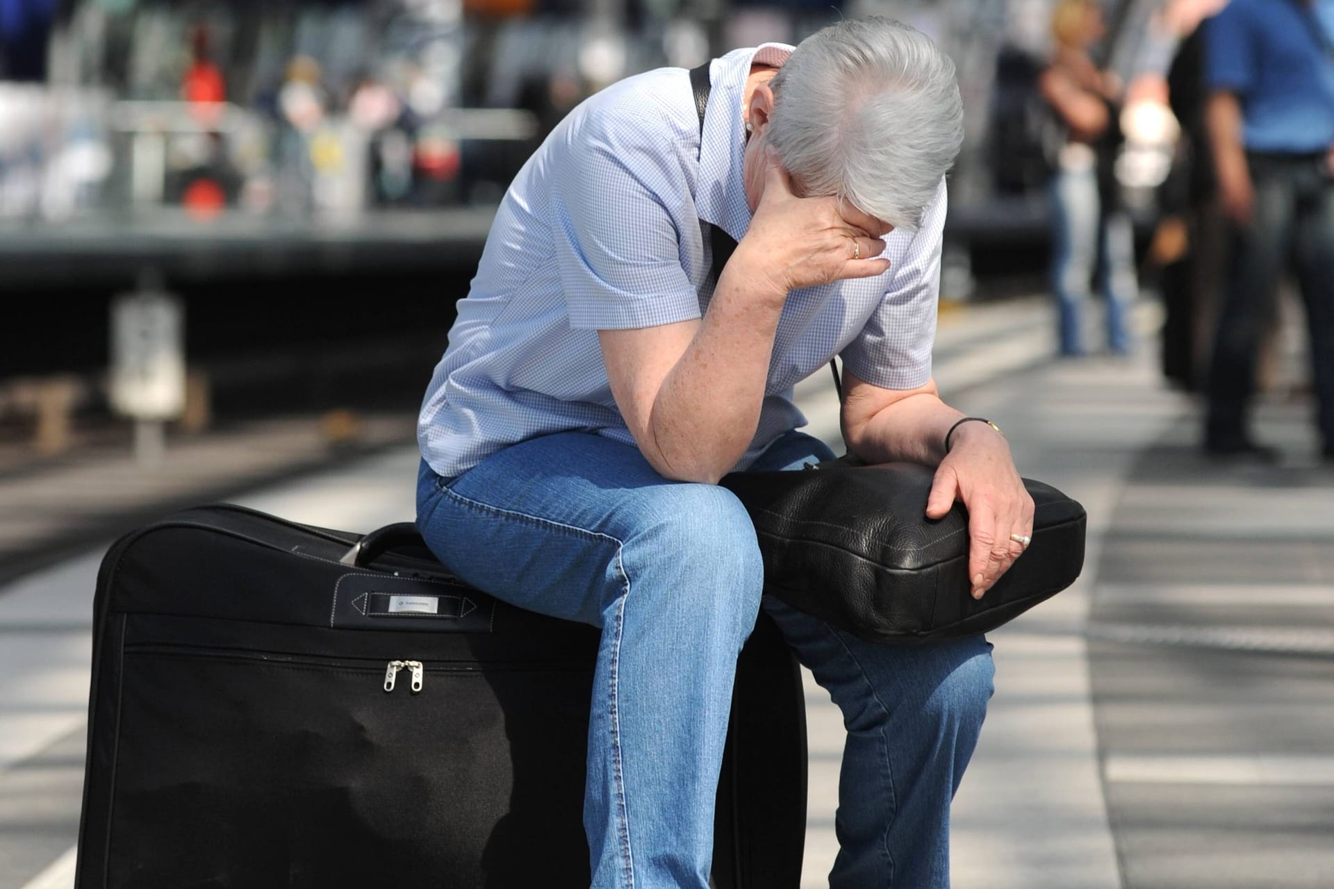 Frust am Bahnhof (Symbolbild): Wer über das verlängerte Wochenende verreisen will, muss sich auf erhebliche Einschränkungen einstellen – auch bei der Rückreise.