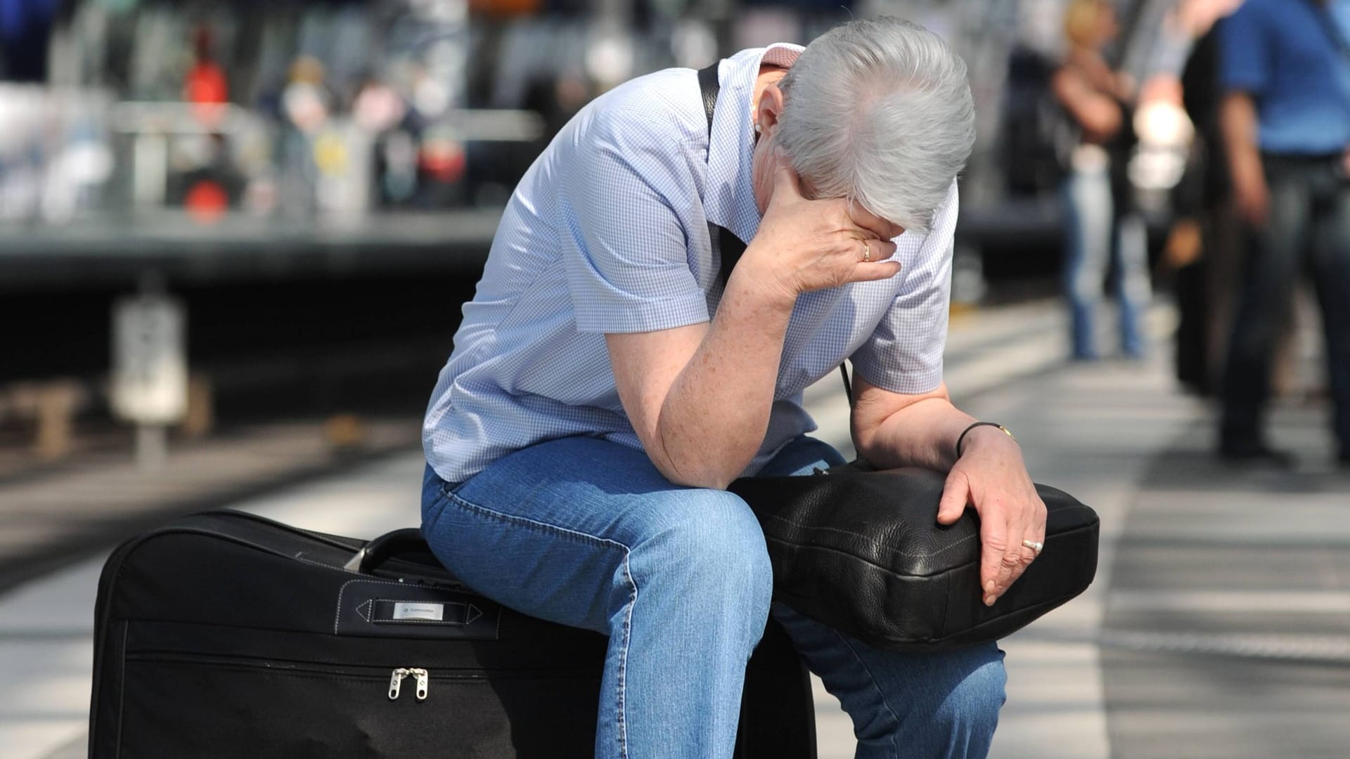 Frust am Bahnhof (Symbolbild): Wer über das verlängerte Wochenende verreisen will, muss sich auf erhebliche Einschränkungen einstellen – auch bei der Rückreise.