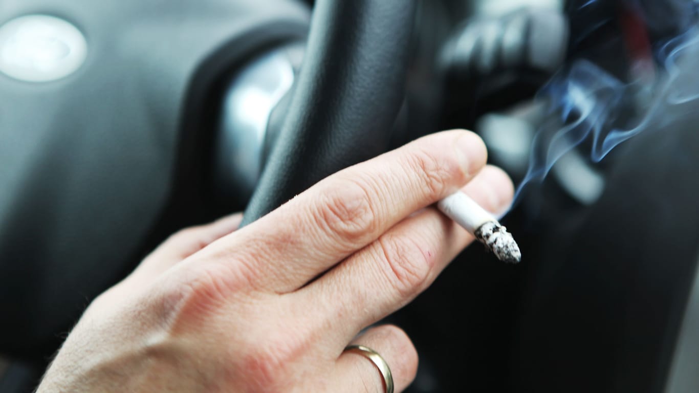 Rauchen am Steuer: Ablenkung führt schnell zum Unfall.