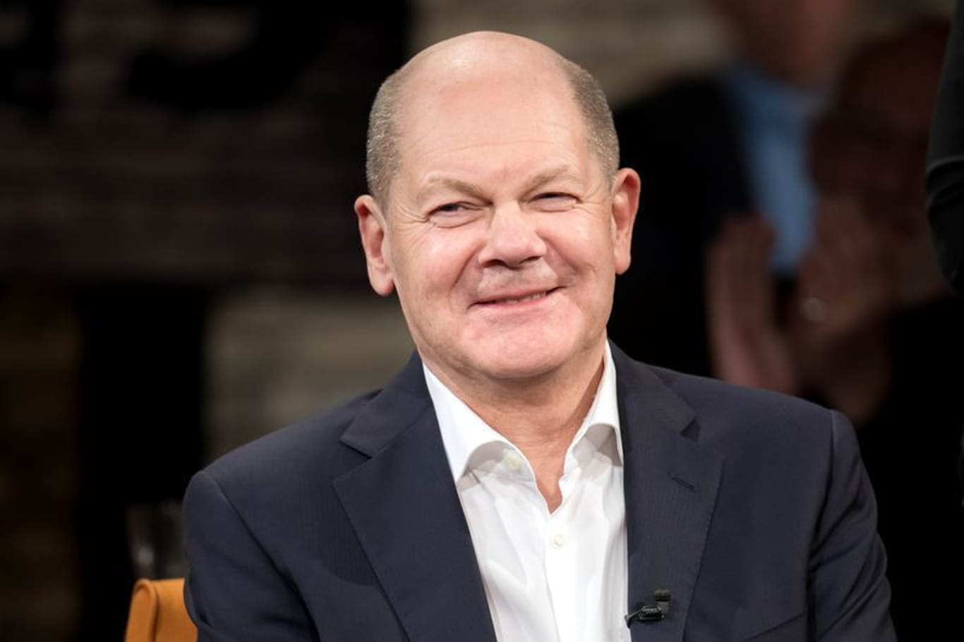 In der Talkshow "3nach9" lobt Bundeskanzler Olaf Scholz die Arbeit der Ampel-Koalition.