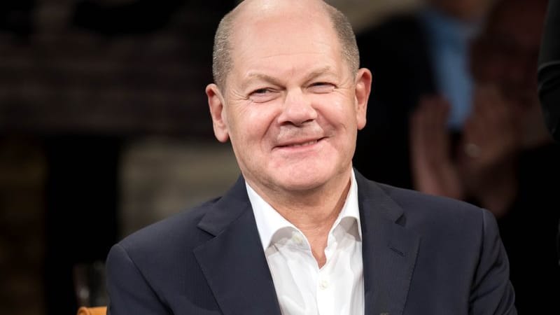 In der Talkshow "3nach9" lobt Bundeskanzler Olaf Scholz die Arbeit der Ampel-Koalition.