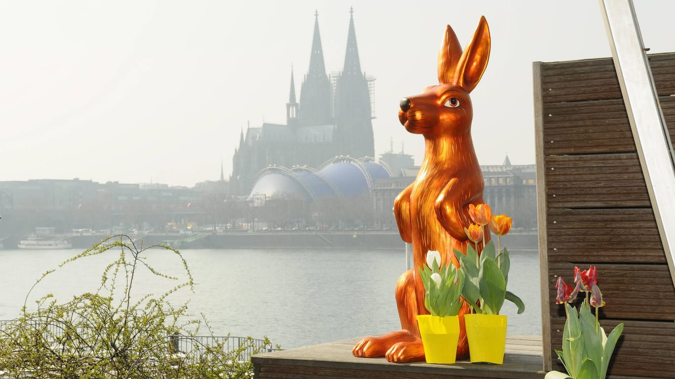 Osterdeko vor dem Kölner Dom (Archivbild): Auch in der Kathedrale wird die Osternacht gefeiert.