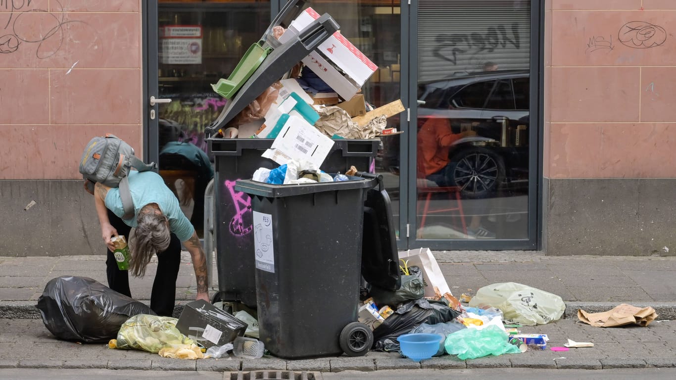 Müll und Suchtkranke dominieren das Straßenbild im Frankfurter Bahnhofsviertel.