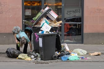 Müll und Suchtkranke dominieren das Straßenbild im Frankfurter Bahnhofsviertel.