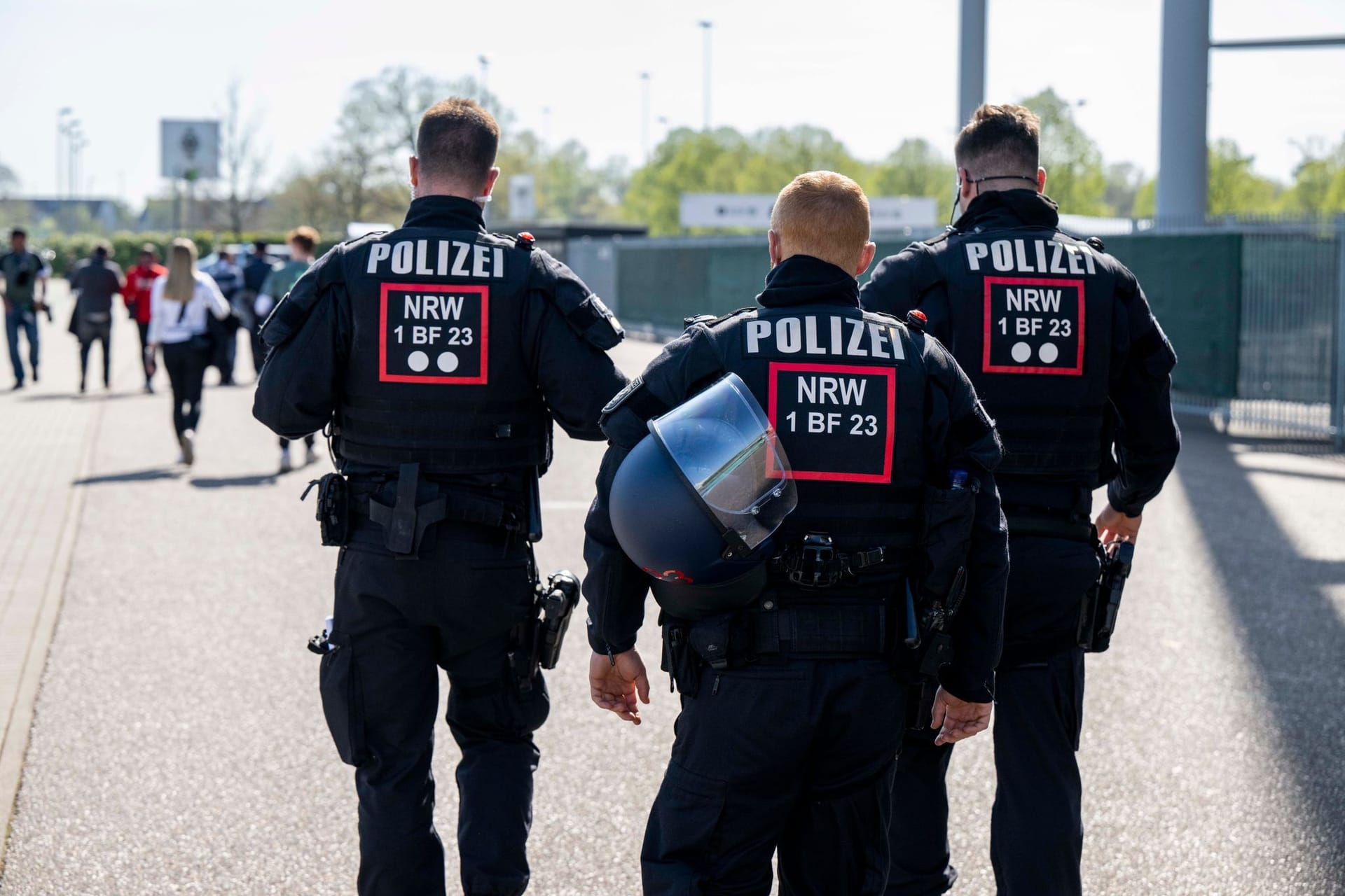 Polizisten am Borussia-Park