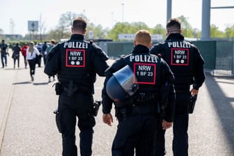 Polizisten am Borussia-Park