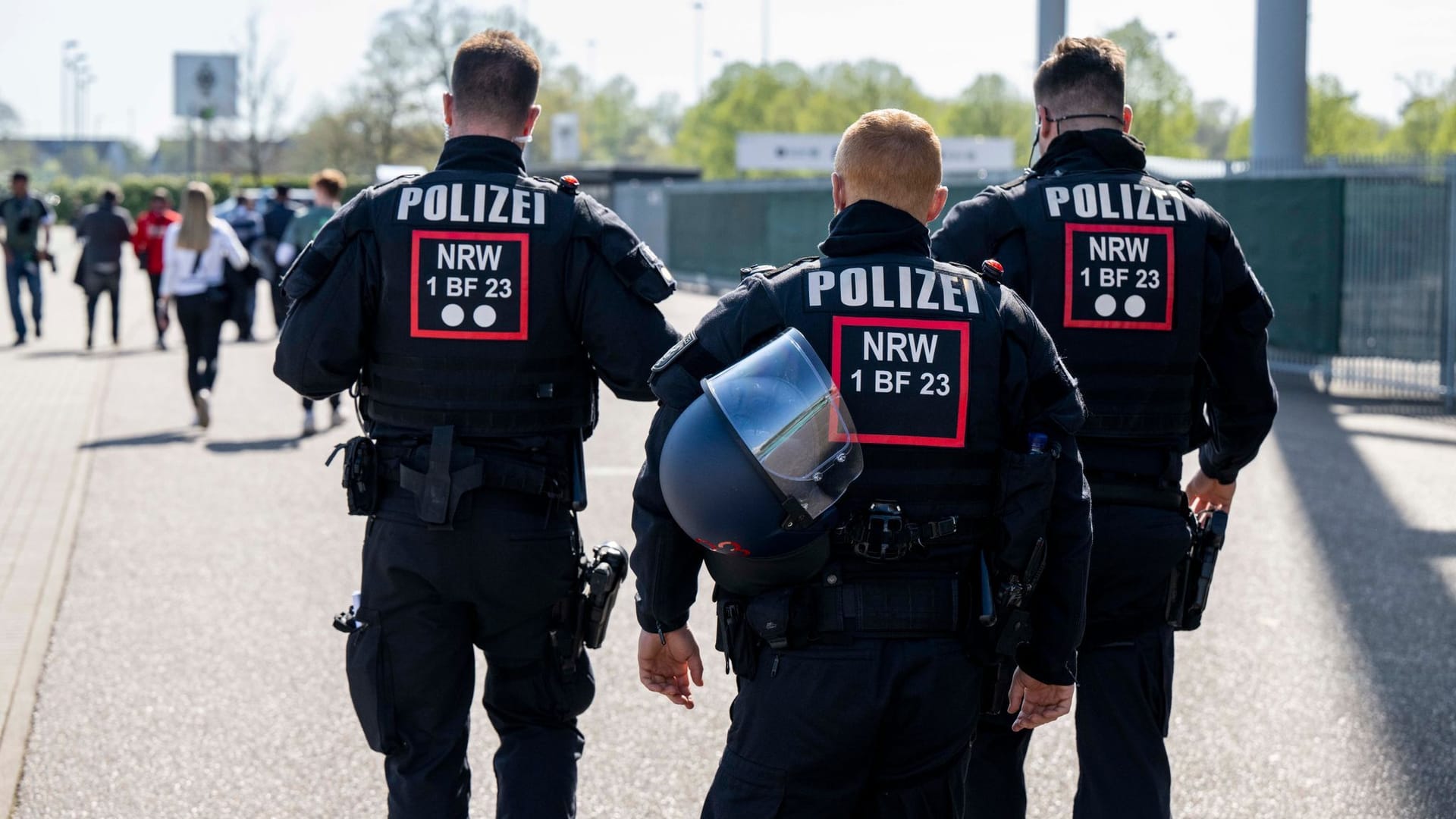 Polizisten am Borussia-Park Polizisten am Borussia-Park