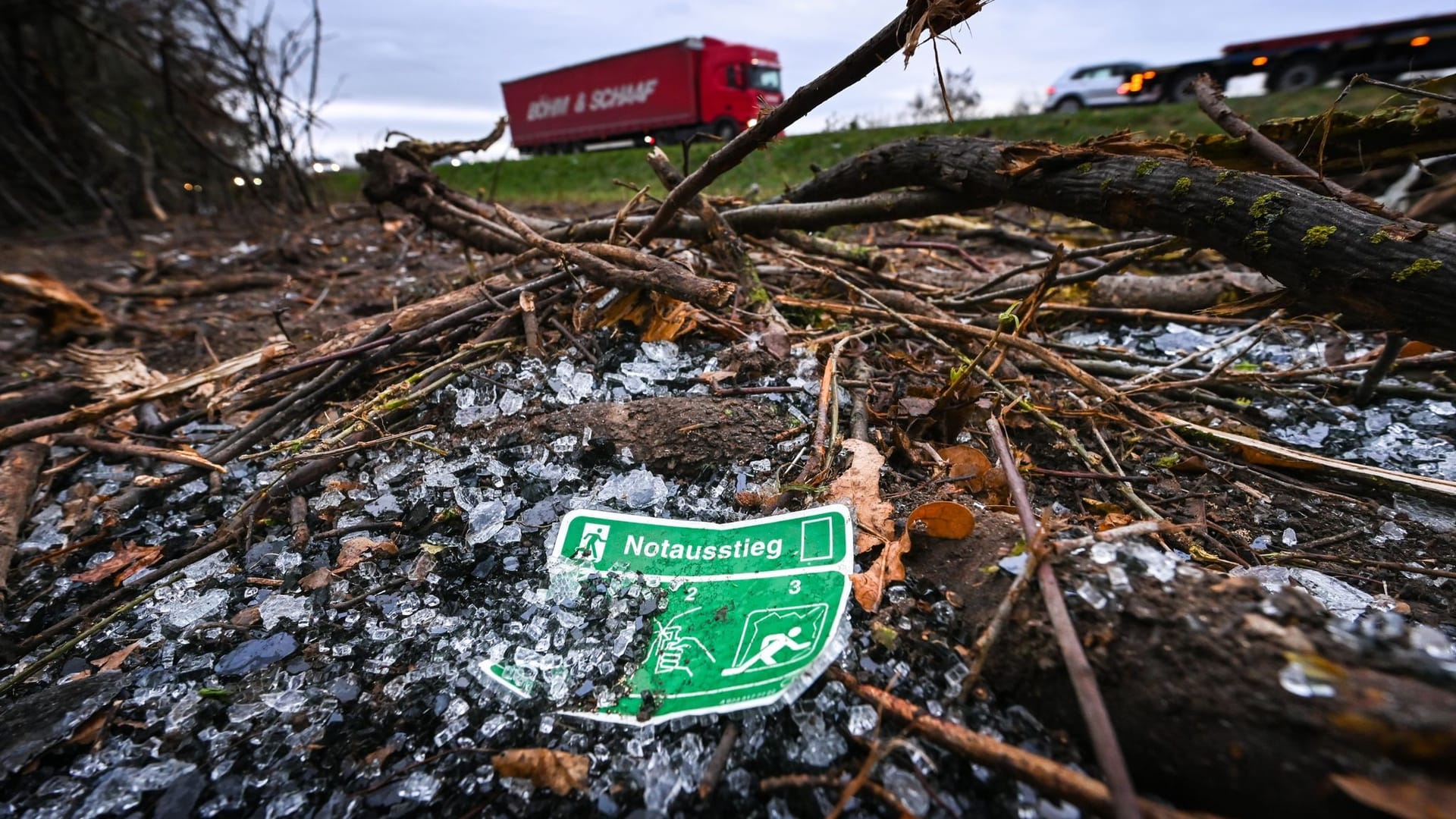 Nach Unfall mit Reisebus auf A9 bei Leipzig