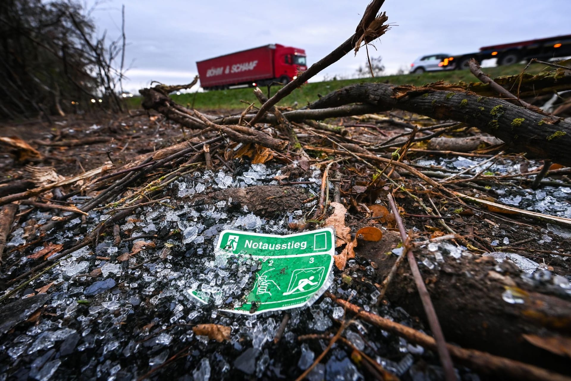 Nach Unfall mit Reisebus auf A9 bei Leipzig