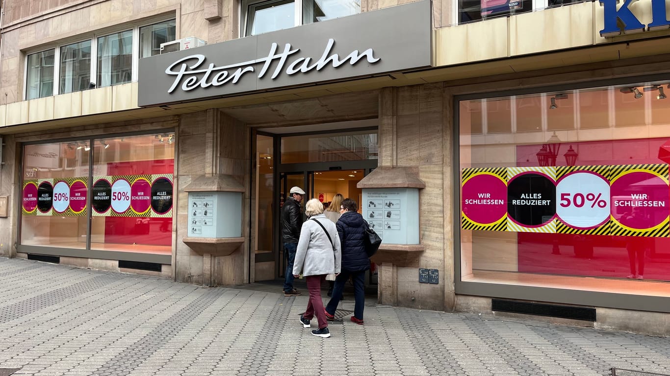 Die Fiale von Peter Hahn in Nürnberg: Das Geschäft wirbt mit hohen Rabatten im Ausverkauf.