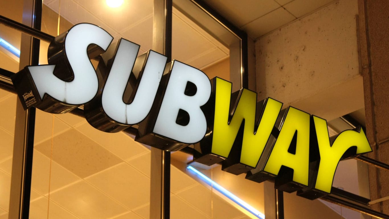 Logo von Subway (Symbolbild): Einige Fast-Food-Ketten sind noch immer in Russland aktiv.