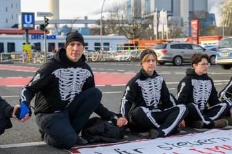 Klimaaktivist Wolfgang Metzeler-Klick (links) bei einer Protestaktion: Ab dem 7. März hört er auf zu essen.