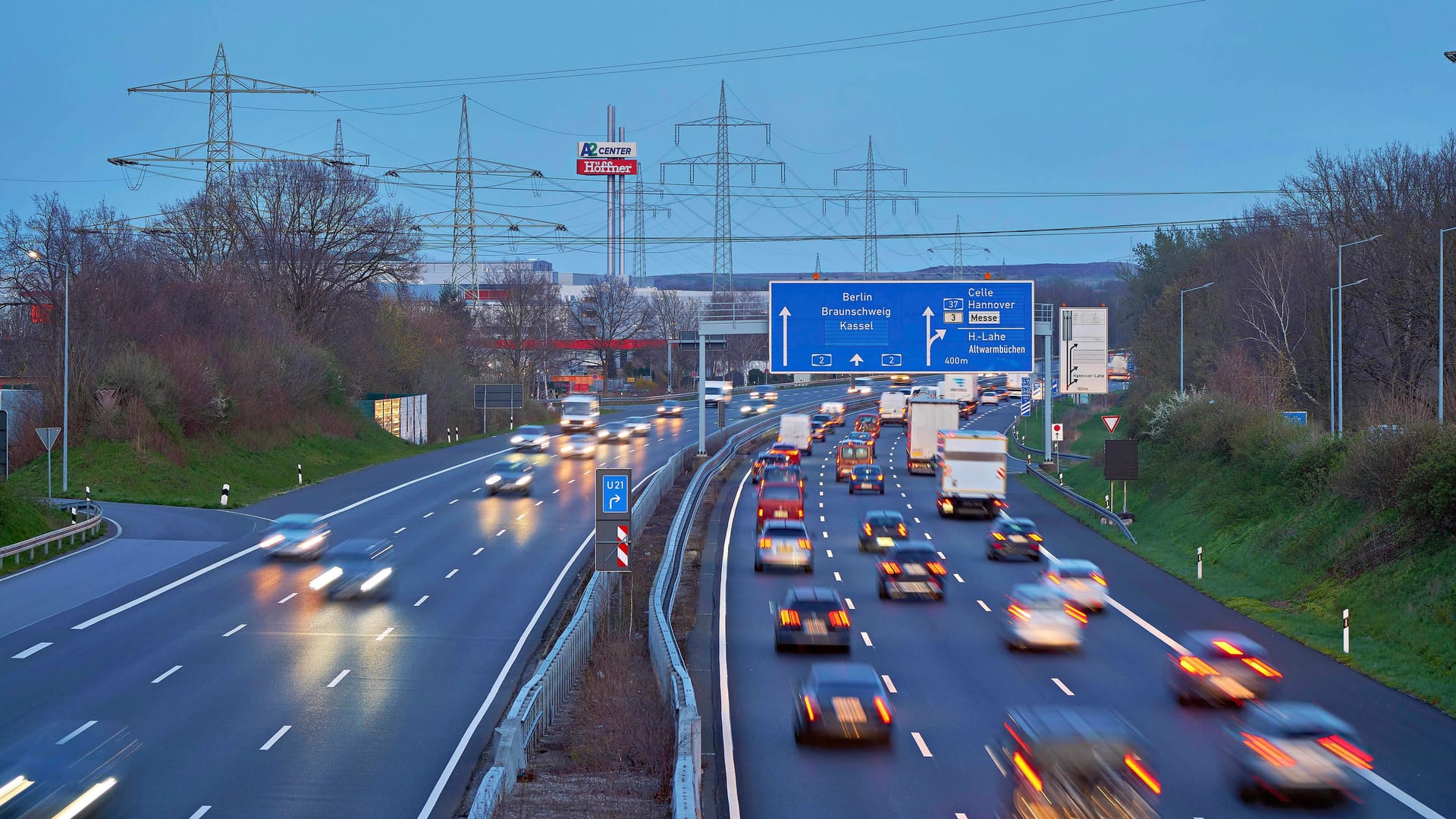 Verkehr auf der A2 Richtung Berlin (Symbolbild): Wegen eines Lkw-Unfalls am Freitagmorgen bildeten sich erhebliche Staus. Verkehr auf der A2 Richtung Berlin (Symbolbild): Wegen eines Lkw-Unfalls am Freitagmorgen bildeten sich erhebliche Staus.