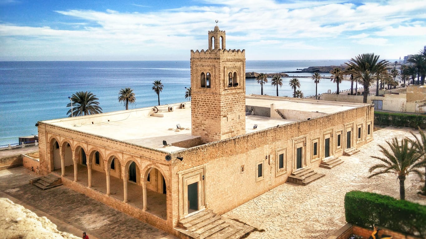 Die große Moschee von Montasir direkt am Mittelmeer: Der Bau geht auf das 9. Jahrhundert zurück.