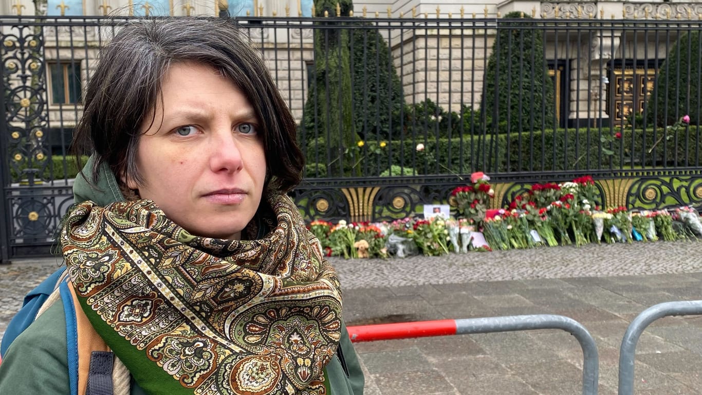 Russin Tatjana vor der Botschaft: Sie lebt seit 1998 in Deutschland.