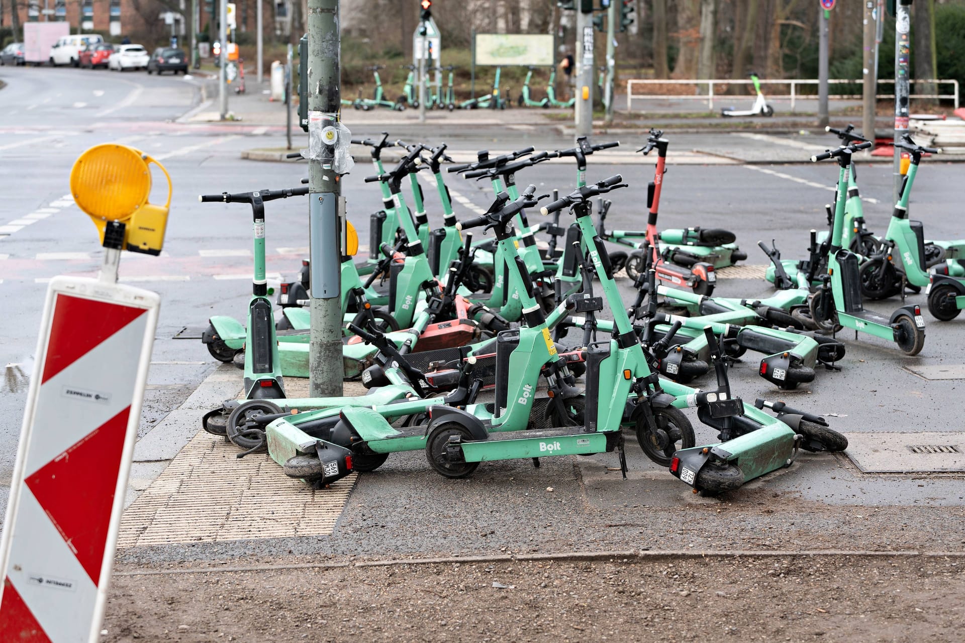 E-Scooter stehen an der Tiergartenstraße Ecke Hofjägerallee (Archivbild): Solche Bilder soll es künftig nicht mehr geben.