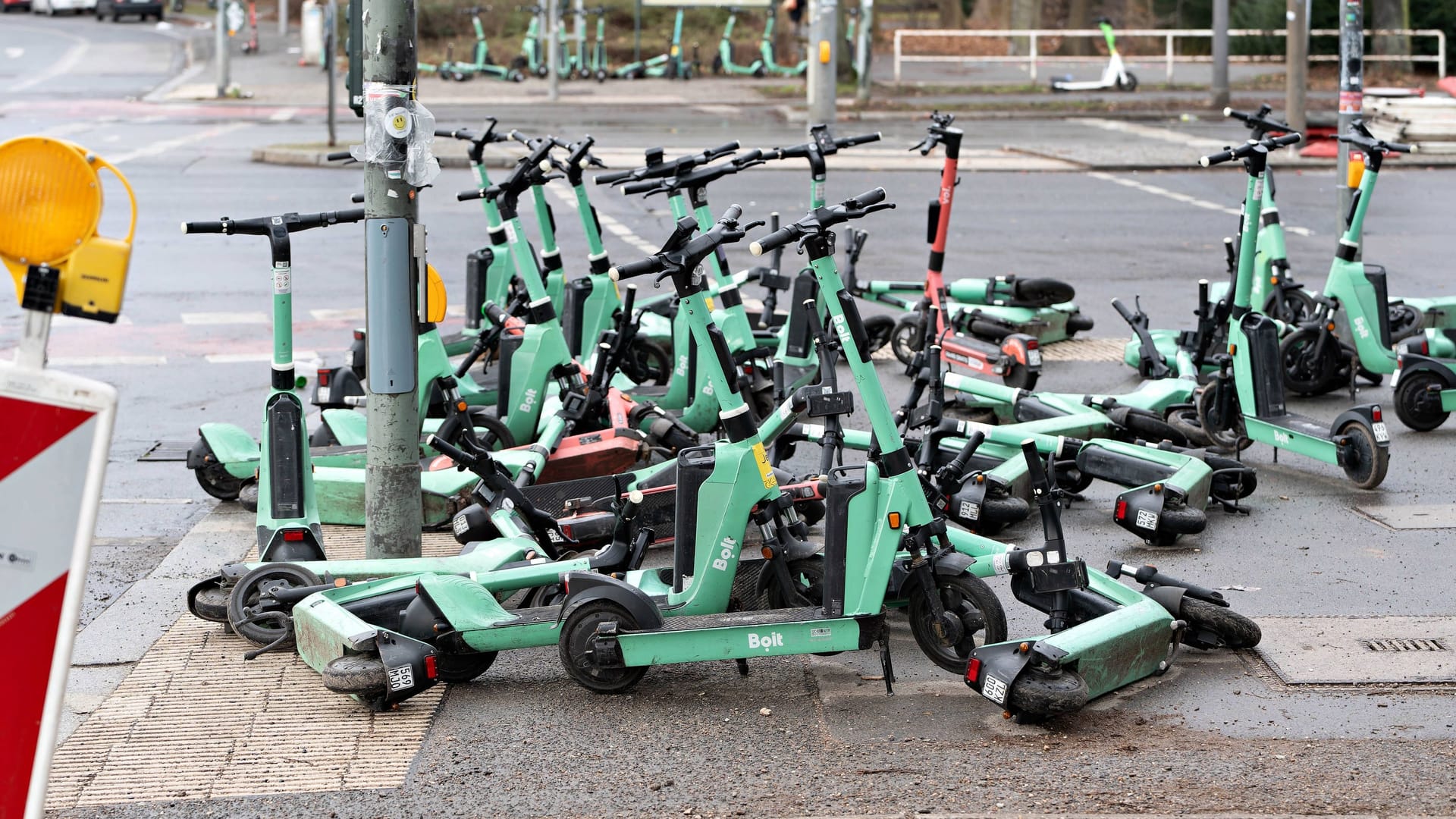 E-Scooter stehen an der Tiergartenstraße Ecke Hofjägerallee (Archivbild): Solche Bilder soll es künftig nicht mehr geben.