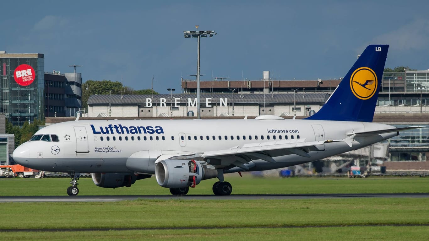 Eine Lufthansa-Maschine am Bremer Flughafen: Am Donnerstag und Freitag hebt nichts ab.