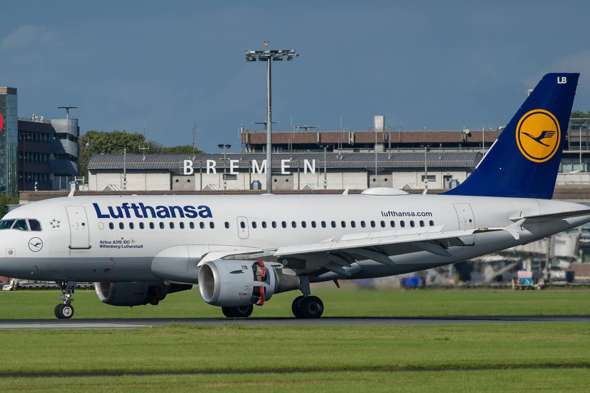 Eine Lufthansa-Maschine am Bremer Flughafen: Am Donnerstag und Freitag hebt nichts ab.