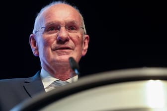 Hans-Peter Villis: Der Bochumer Vorstandschef geht Vorwürfen aus der Vergangenheit nach.