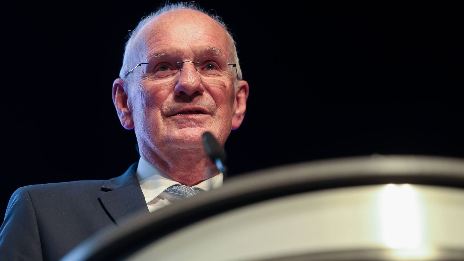 Hans-Peter Villis: Der Bochumer Vorstandschef geht Vorwürfen aus der Vergangenheit nach. Hans-Peter Villis: Der Bochumer Vorstandschef geht Vorwürfen aus der Vergangenheit nach.