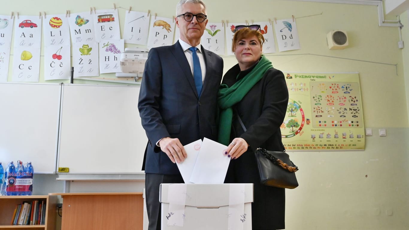Der Präsidentschaftskandidat Ivan Korcok (l.), ein pro-westlicher Karrierediplomat, und seine Frau Sona posieren bei der Stimmabgabe während der Präsidentschaftswahl.