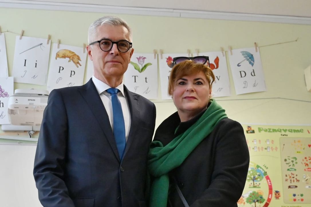 Der Präsidentschaftskandidat Ivan Korcok (l.), ein pro-westlicher Karrierediplomat, und seine Frau Sona posieren bei der Stimmabgabe während der Präsidentschaftswahl.