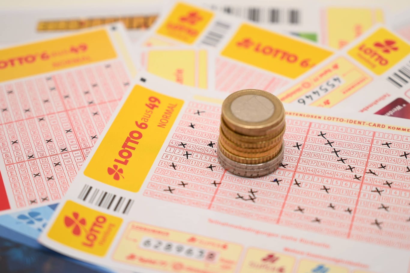 Ein ausgefüllter Lotto-Schein (Symbolbild): Ein verhältnismäßig kleiner Einsatz reichte für den großen Gewinn aus.
