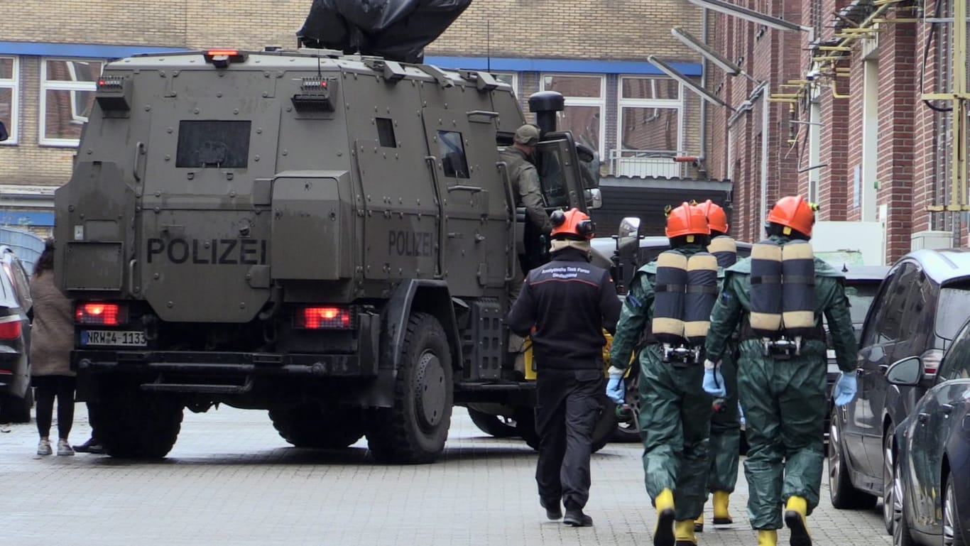 Zugriff in Hattingen: Polizei stürmt Werksgelände.