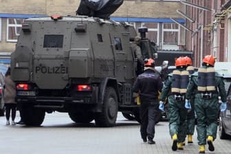 Zugriff in Hattingen: Polizei stürmt Werksgelände.