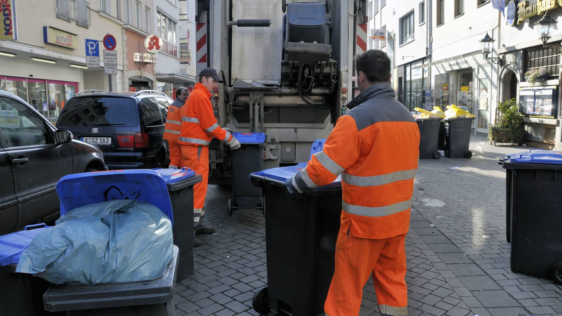 Mitarbeiter der AWB leeren die Mülltonnen (Symbolbild): In Köln verschieben sich in den kommenden Tagen die Leerungstage.