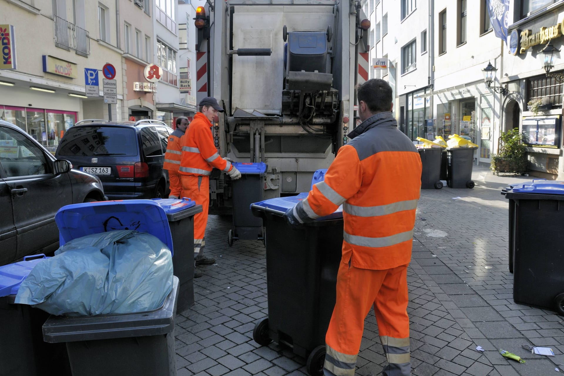 Mitarbeiter der AWB leeren die Mülltonnen (Symbolbild): In Köln verschieben sich in den kommenden Tagen die Leerungstage.