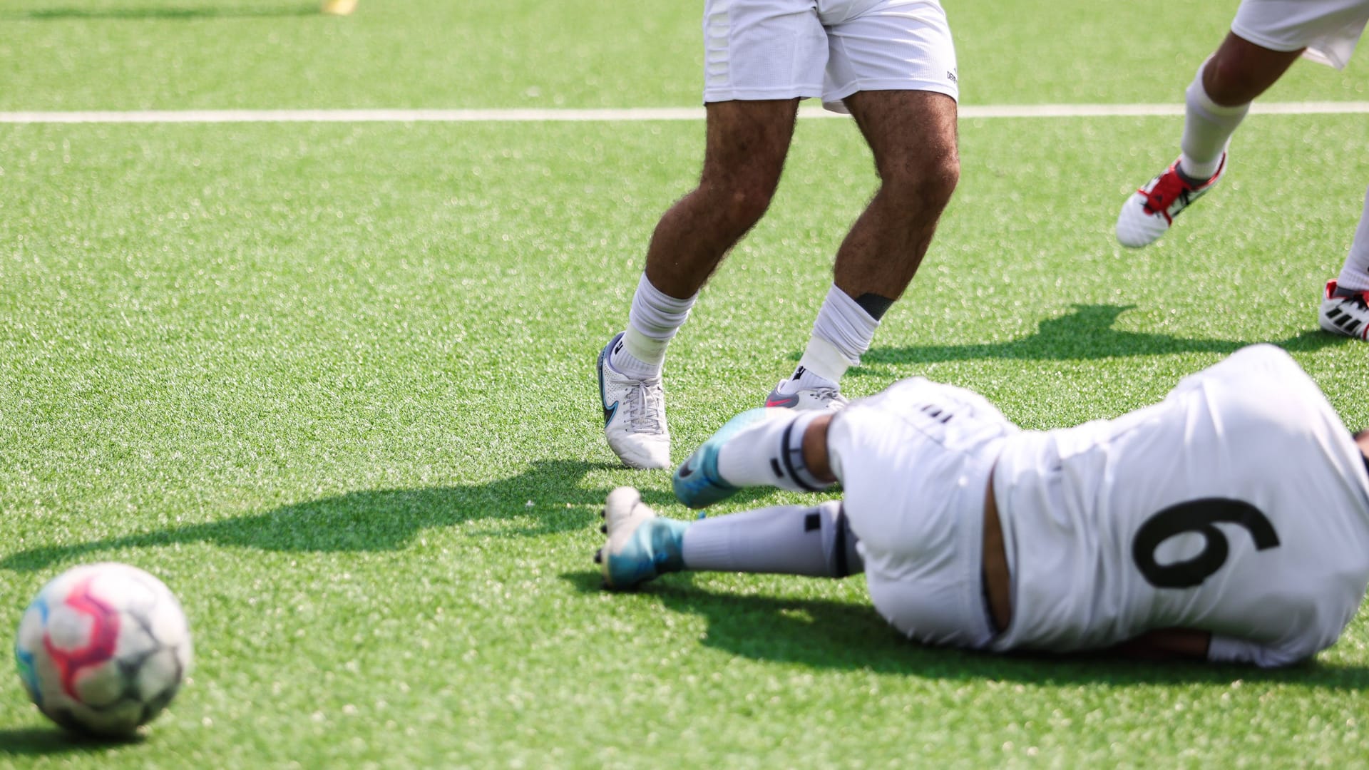 Zweikampf in der Kreisliga (Symbolfoto): In Dortmund kam es am Sonntag auf dem Platz zu einer schweren Verletzung. Zweikampf in der Kreisliga (Symbolfoto): In Dortmund kam es am Sonntag auf dem Platz zu einer schweren Verletzung.